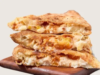 Кальцоне с курицей и Цезарем