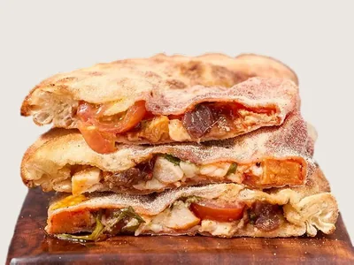 Кальцоне с цыплёнком и луком